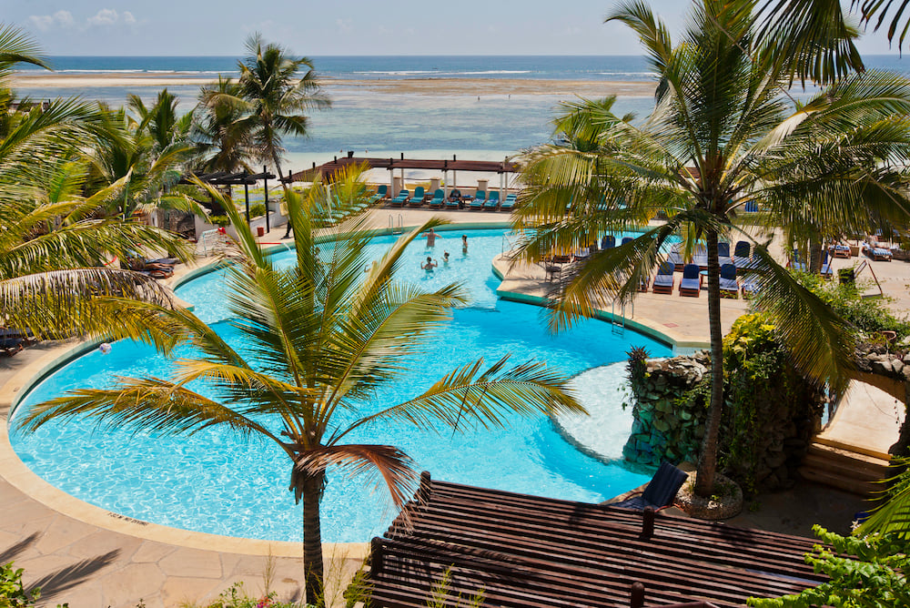 Main-Hotel-Pool-Leopard-Beach-Resort